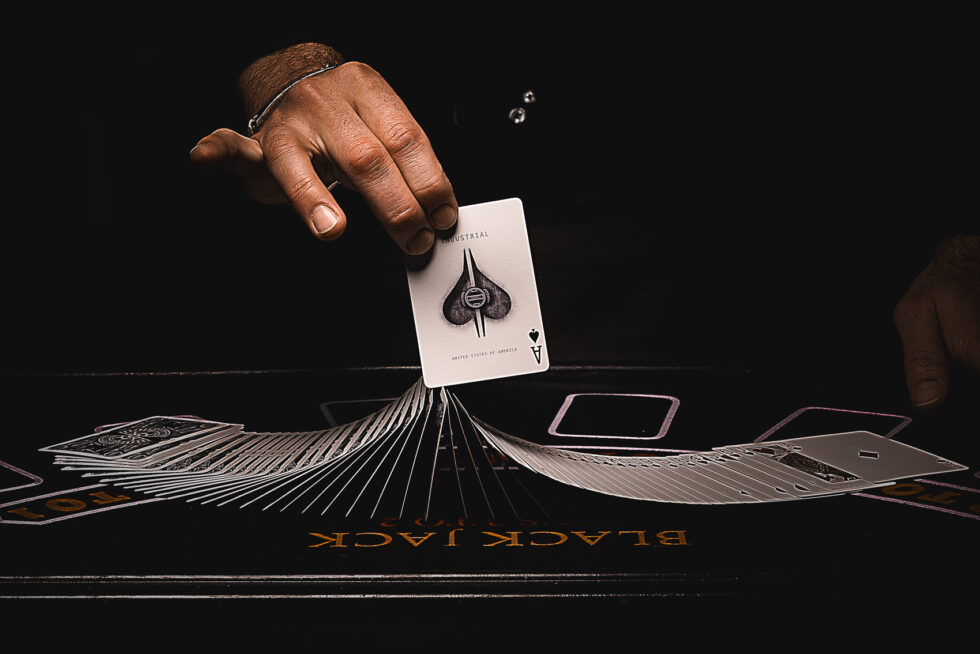 Tour de cartes en close-up, As de pique sur une table de jeu