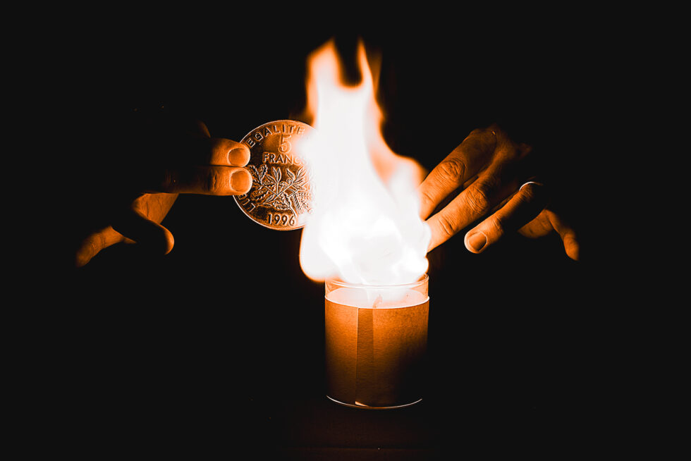 Tour de pièce et flamme
