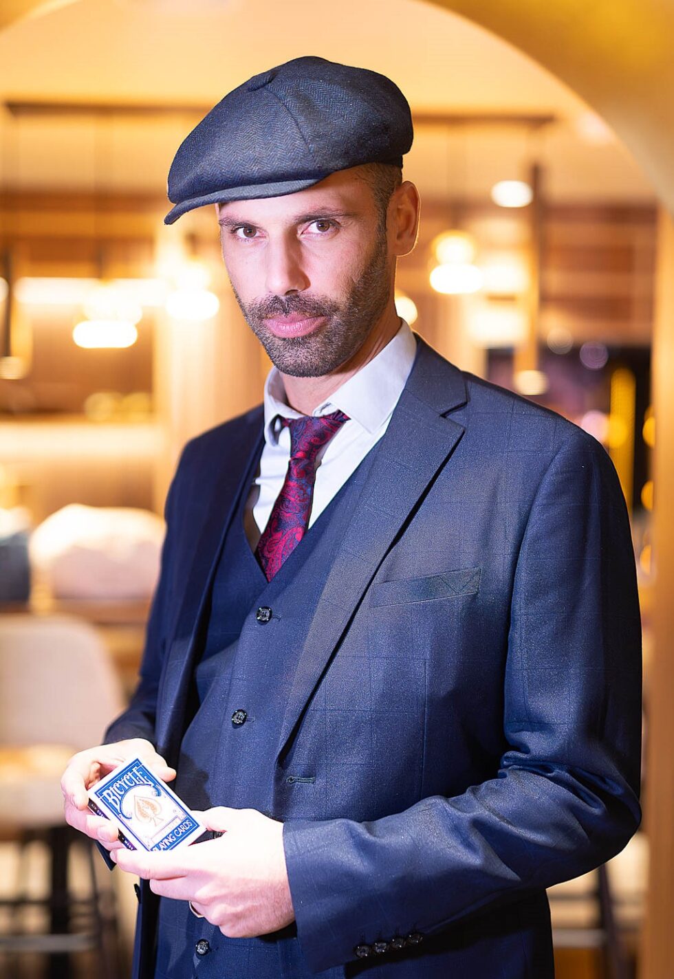 Magic Ben, magicien professionnel, en costume trois-pièces avec un jeu de cartes