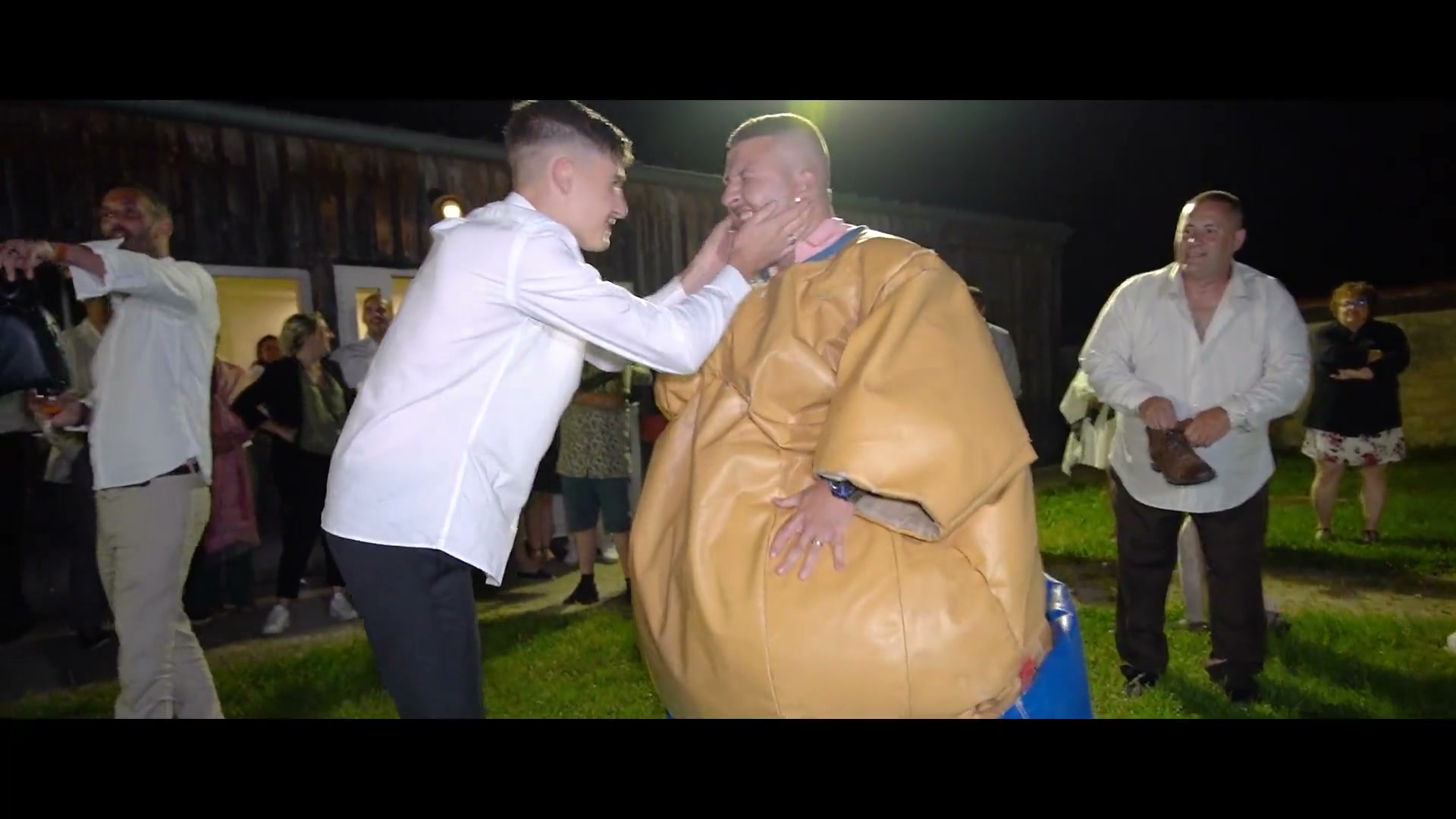Fous rires lors d'un combat de sumo gonflable